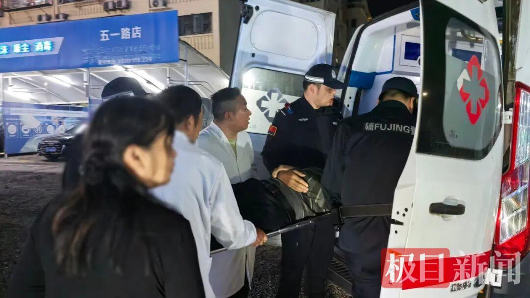 荆州市公安局沙市区分局民警辅警通过预留的“生命通道”和无人机调度机制，3分钟内将突发疾病的男子送上救护车。.jpg