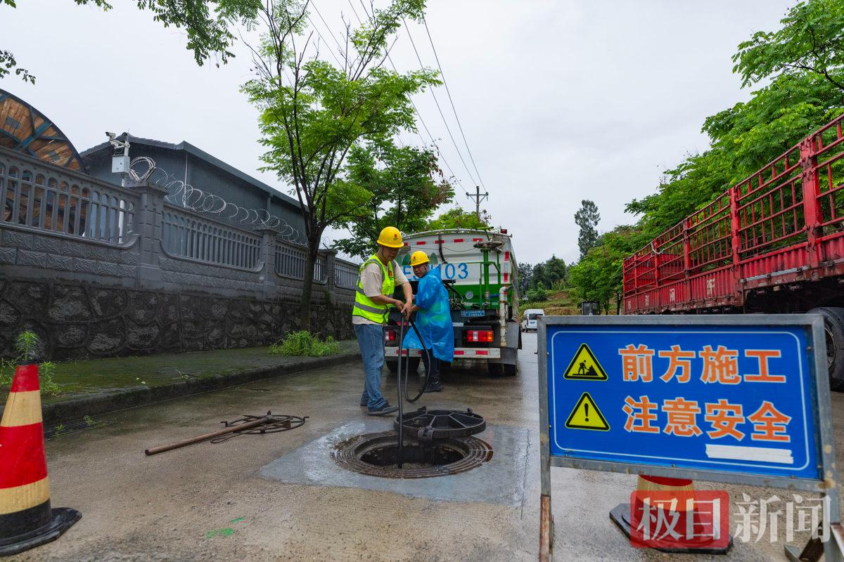 2026年5月18日，在湖北省宜昌市秭归县，工作人员正在使用疏通车清理管道淤堵。彭强摄.jpg