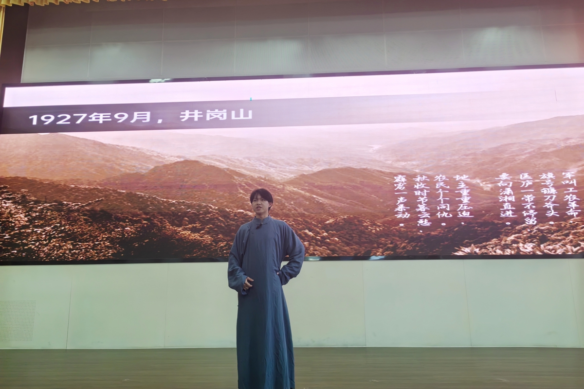 湖北交院2024级智能交通技术专业学生郝环宇在剧中饰演毛泽东.jpg 湖北交院2024级智能交通技术专业学生郝环宇在剧中饰演毛泽东.jpg