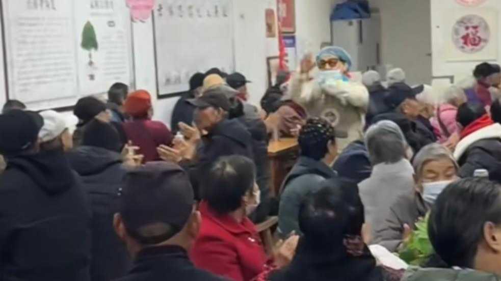 西安一“爱心食堂”免费给老人提供午餐，负责人：已坚持7年，每天给约200名60岁以上老人供餐，运营资金来自爱心人士捐赠