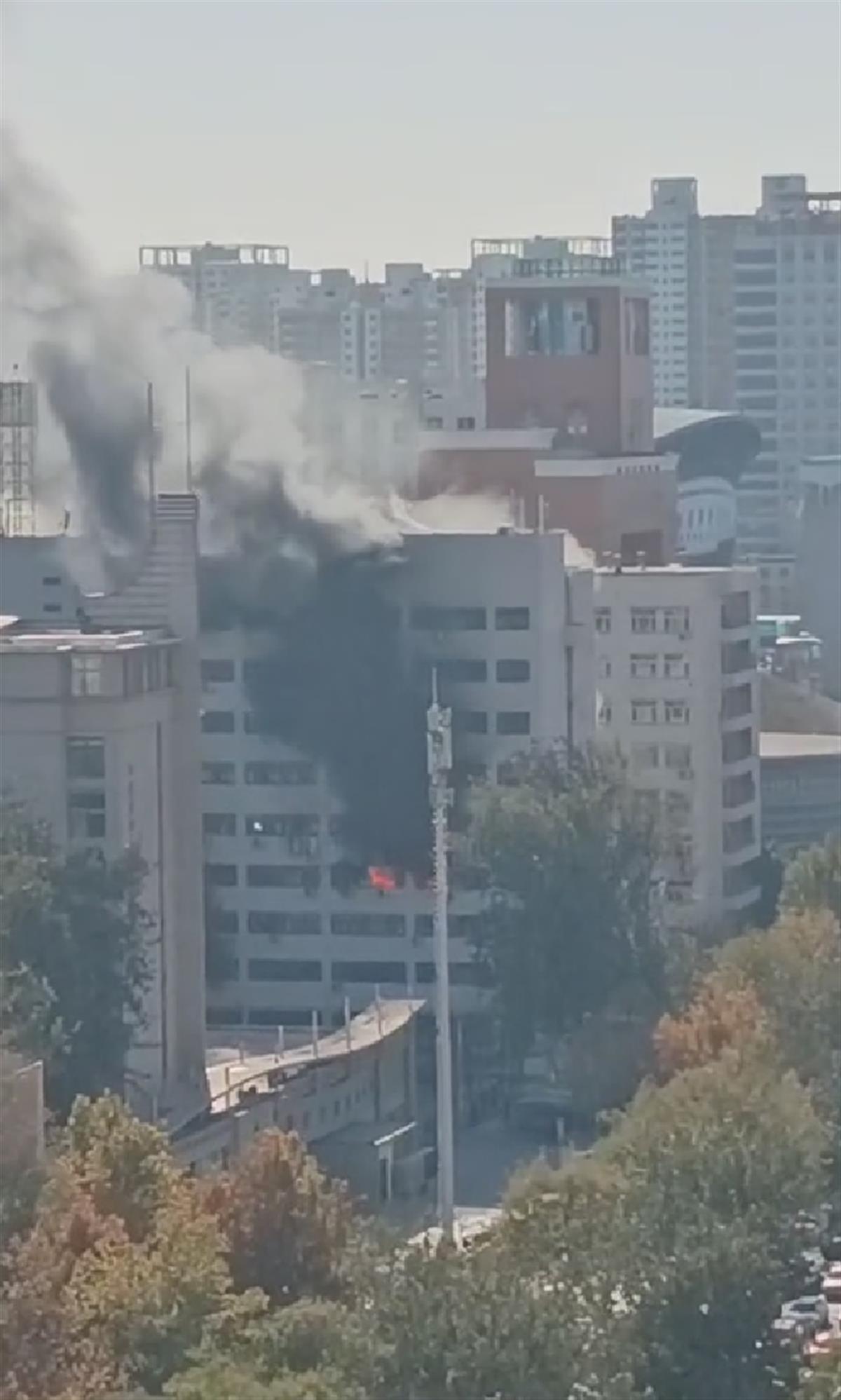 河北一高校大楼起火,校方称火势已被控制,应急局:疑有人正在做实验时