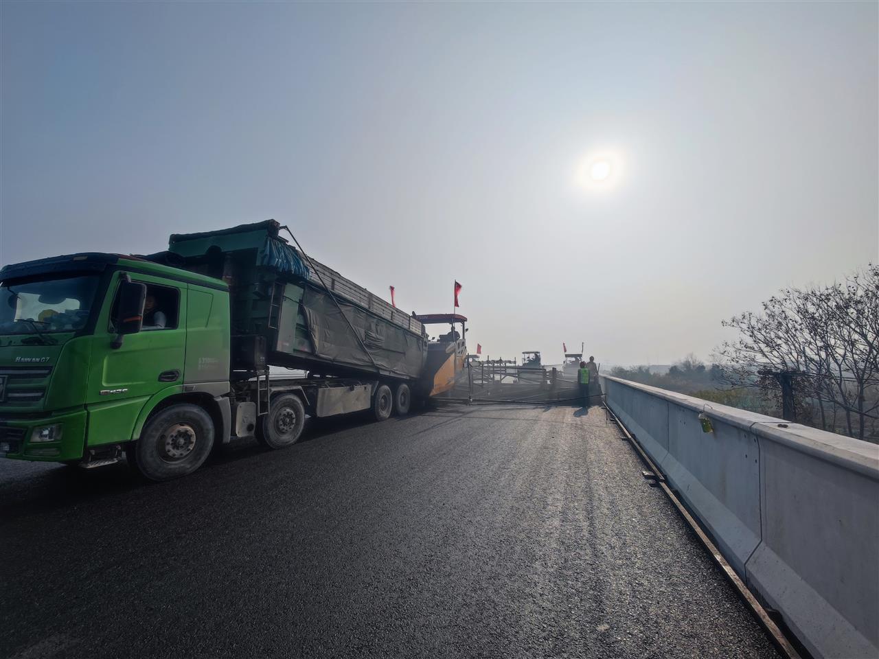 武天高速武汉至汉川段汉江特大桥沥青铺设  杨丽芳 摄.png