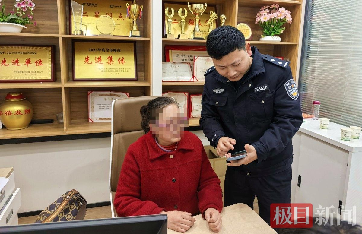 图5：民警在给郑女士拆解诈骗套路.jpg