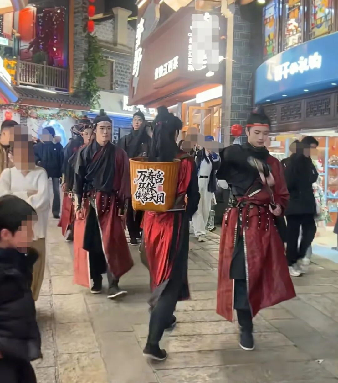 南昌万寿宫“环保侠客天团”捡垃圾动作火出圈，负责人：是工作人员，传达环保理念 | 极目新闻