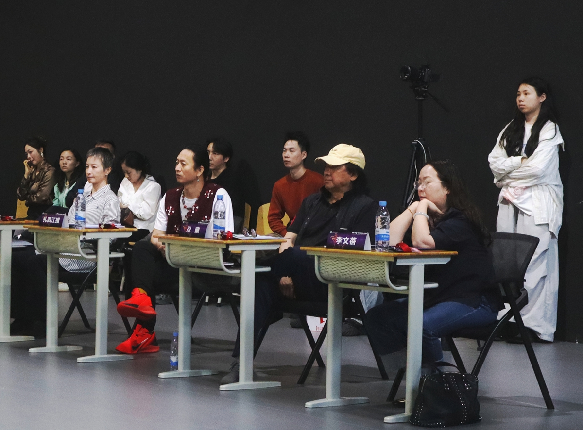 业内权威专家莅临研究生讲课组现场担任决赛评委。侯佳音 摄.jpg 业内权威专家莅临研究生讲课组现场担任决赛评委。侯佳音 摄.jpg