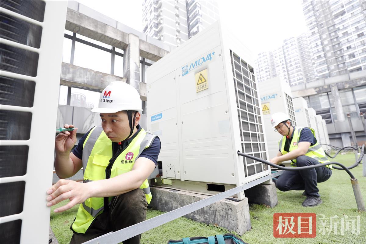武汉地铁迅和物业李书勤和同事检修空调。袁永华 摄.jpg