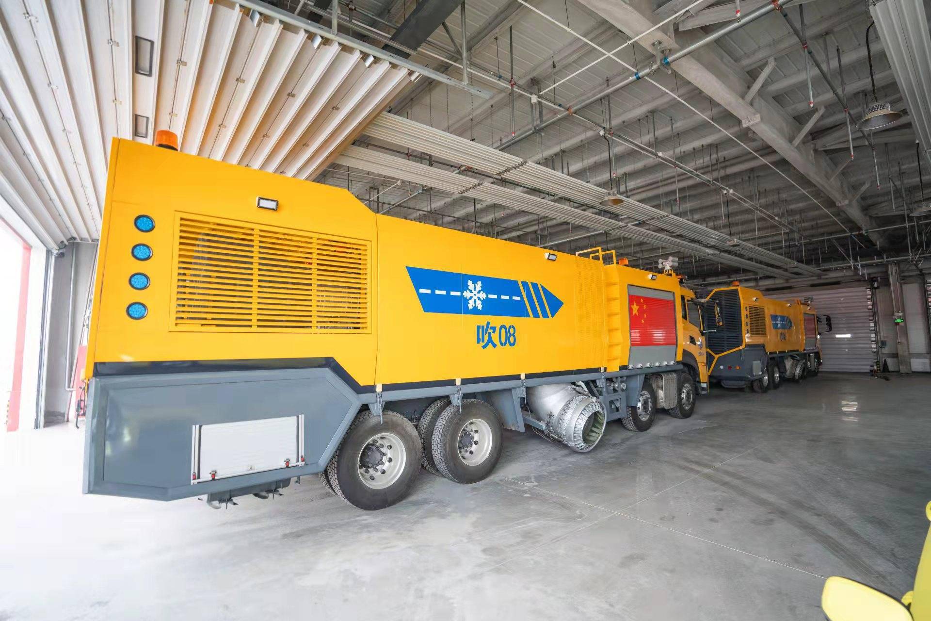 武汉天河机场在本场除冰作业中使用了国内最先进的"狂风吹雪车",吹扫