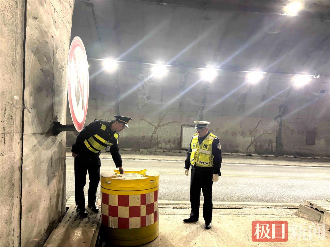 图4：执法人员在检查隧道内防撞桶的防撞性能。.jpg