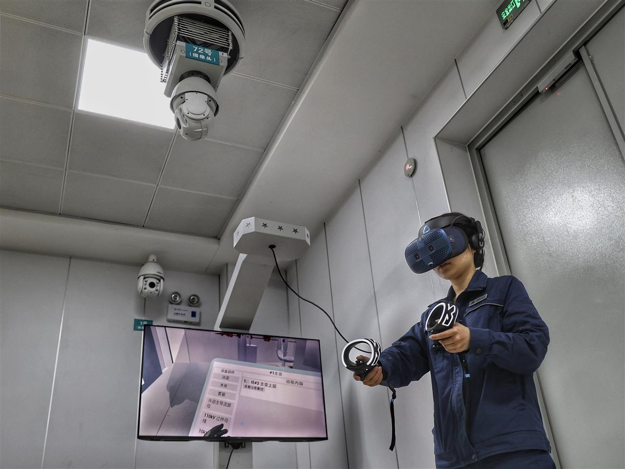 在220千伏新舵落口变电站，变电运维人员正利用VR技术对变电站设备进行远程巡视.jpg