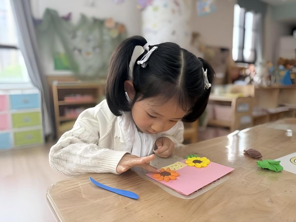 幼儿制作明信片.jpg