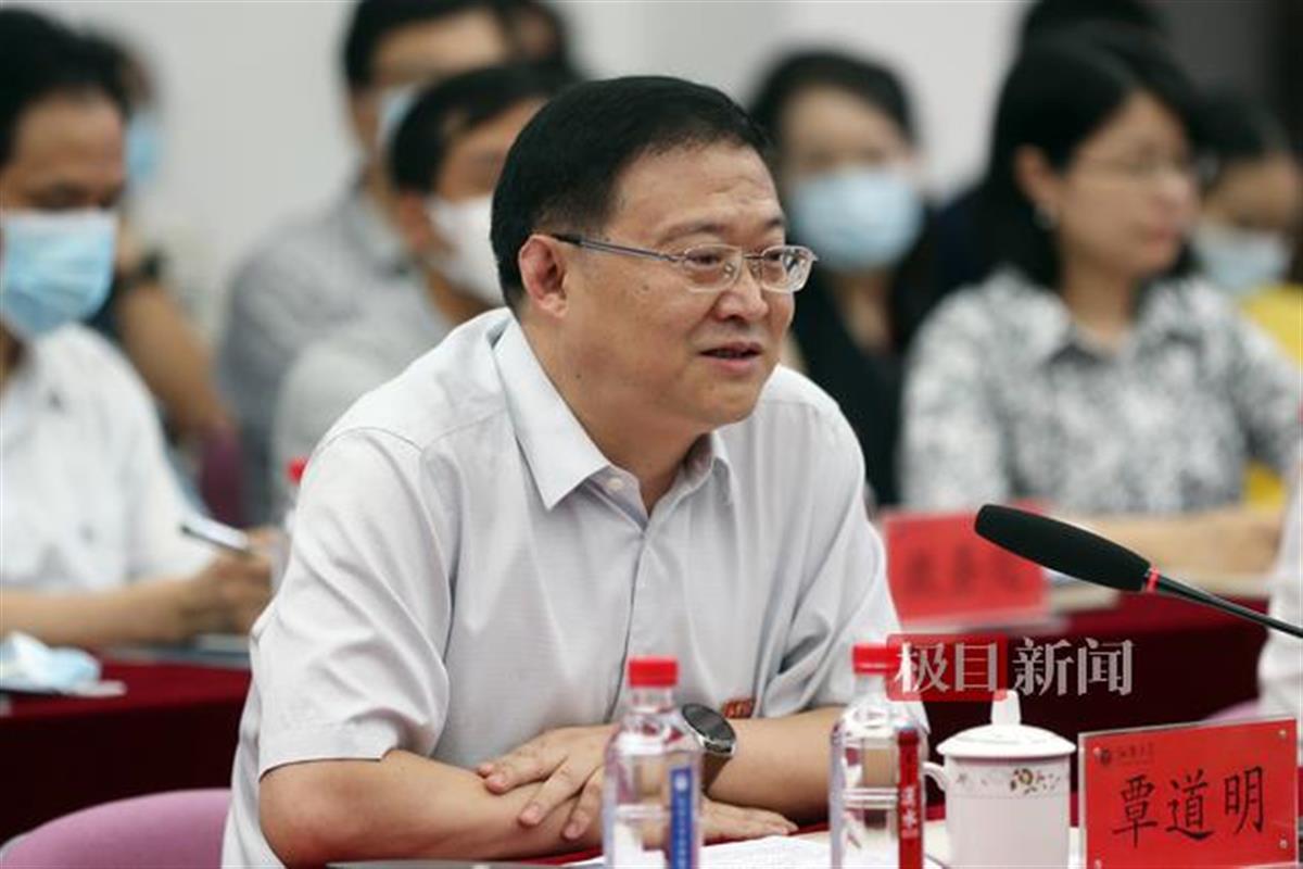 江汉大学党委书记覃道明发言45岁的王亚韡,2000年毕业于兰州大学化学