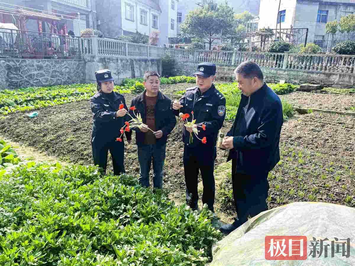 图4：民警向群众宣讲禁种铲毒知识.jpg