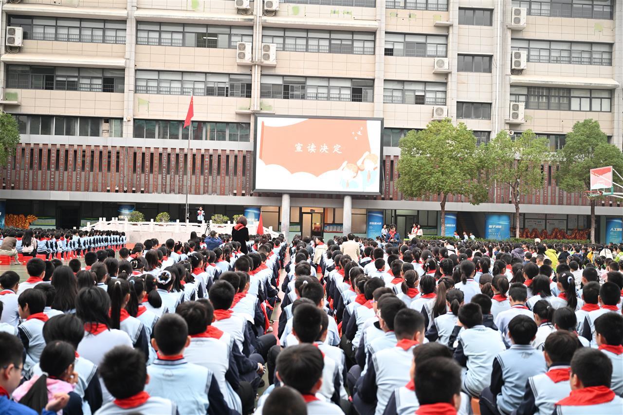 宣读决定2.JPG 宣读决定2.JPG