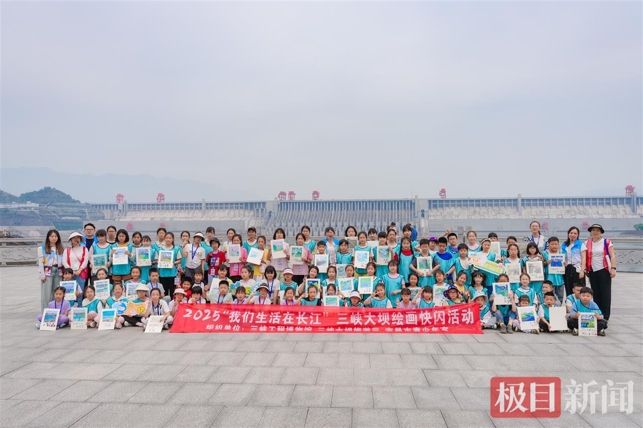 “我们生活在长江”主题绘画快闪活动 (2).jpg