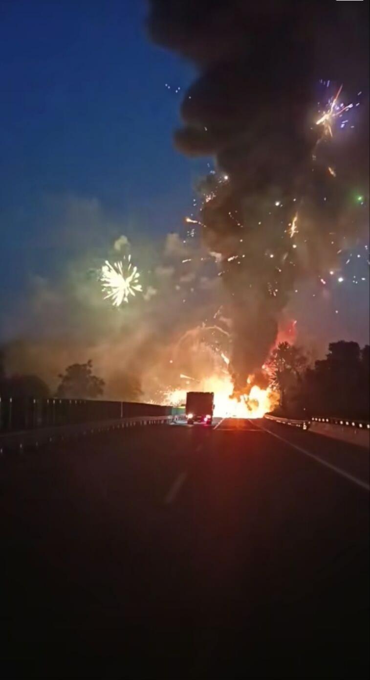 二广高速一装载烟火爆竹车辆遇车祸起火，交警：无人员伤亡
