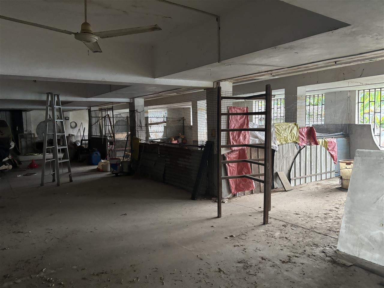 邻居侵占豪华别墅养鸡鸭，警方介入处理，租金能否解决问题？