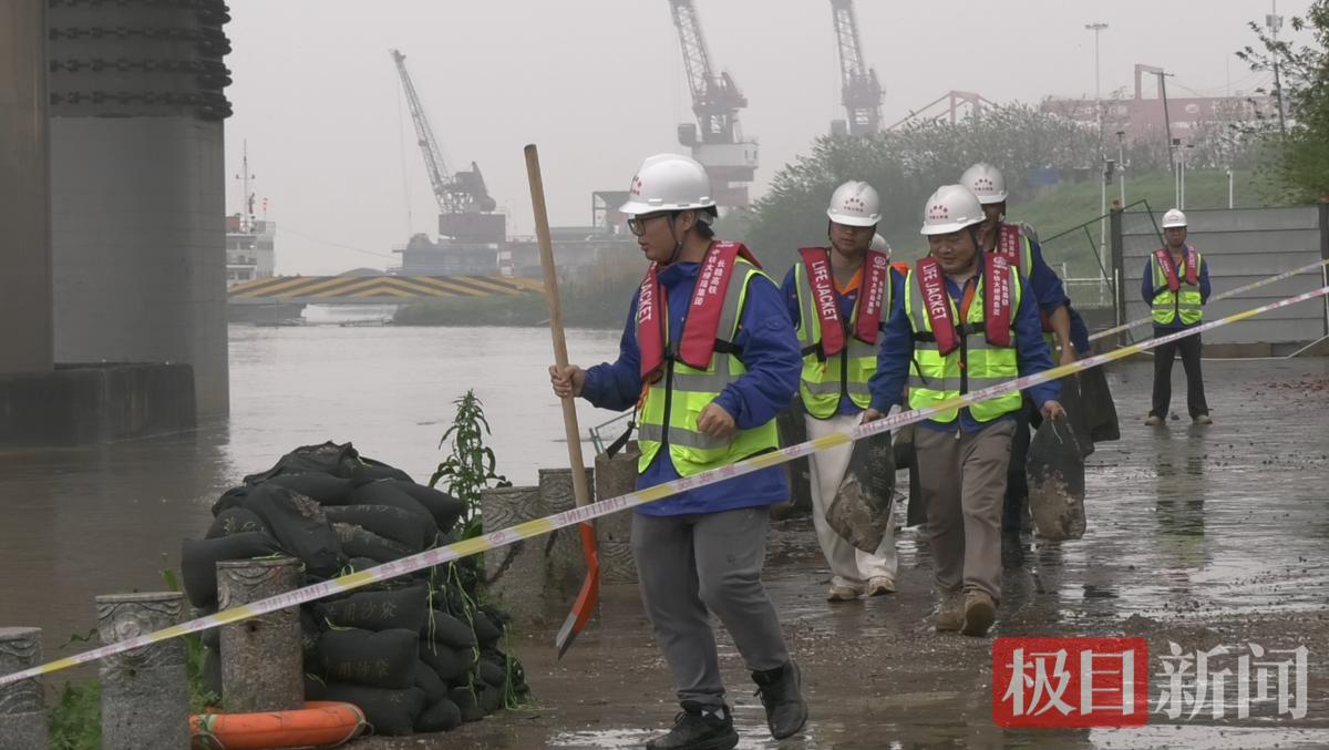 抢险救援组堆码砂袋 (2).png