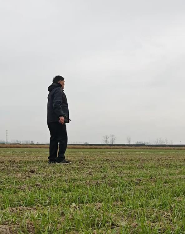 大衣哥成名前后的生活心得,种地主业与唱歌副业的付出与收获,经济成长背后的辛勤付出