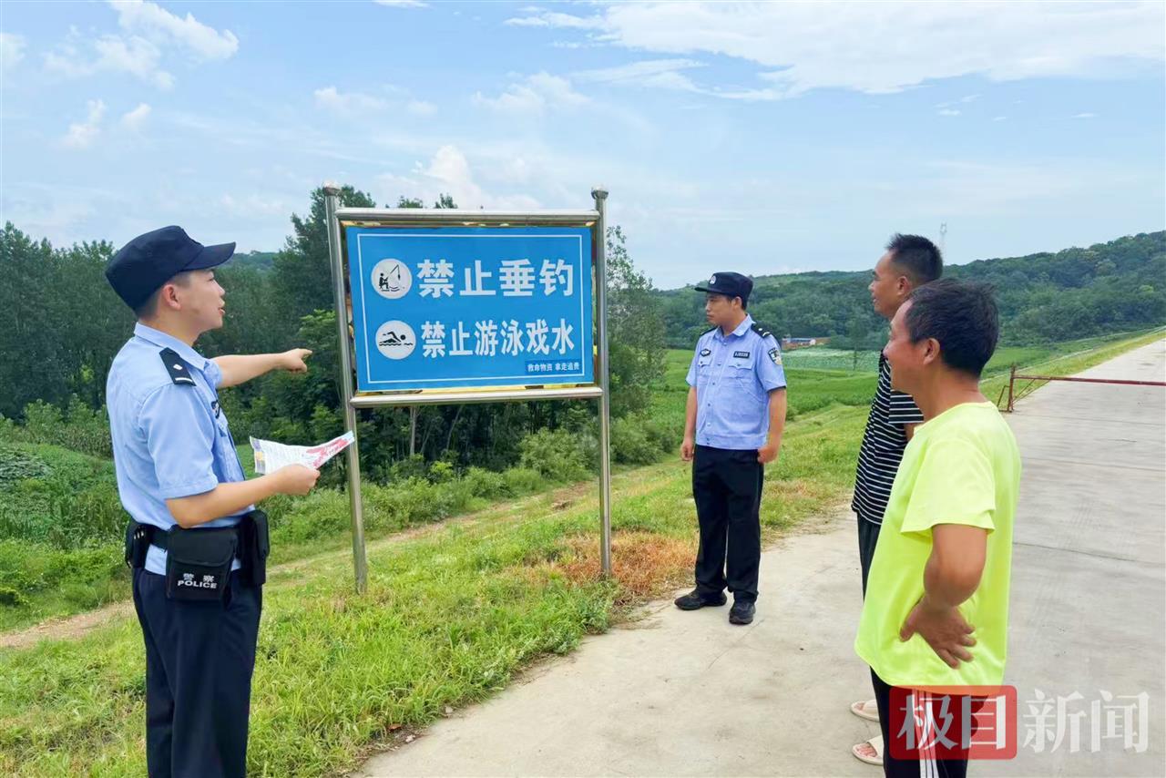 图三 民警开展防溺水安全宣传.jpg