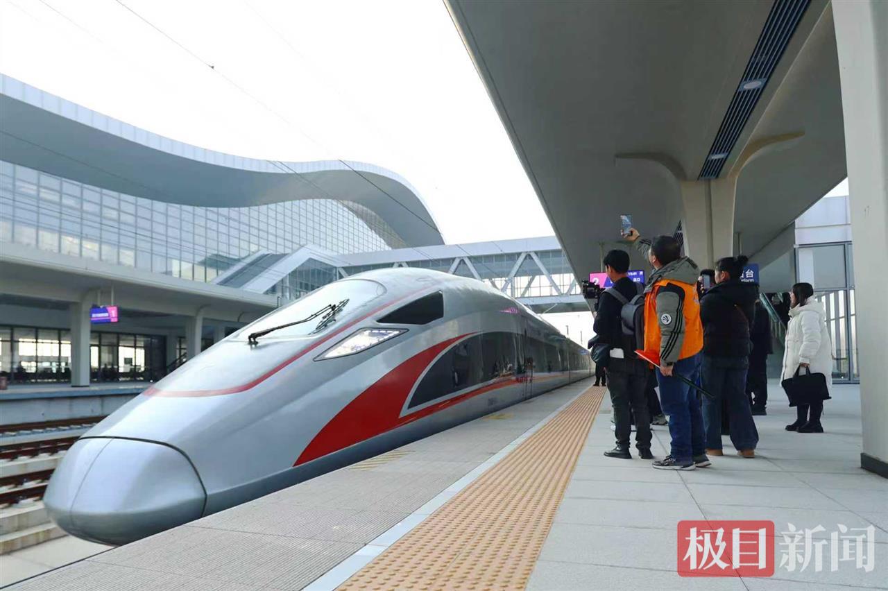 群众记录汉川北站首列高铁抵达.jpg