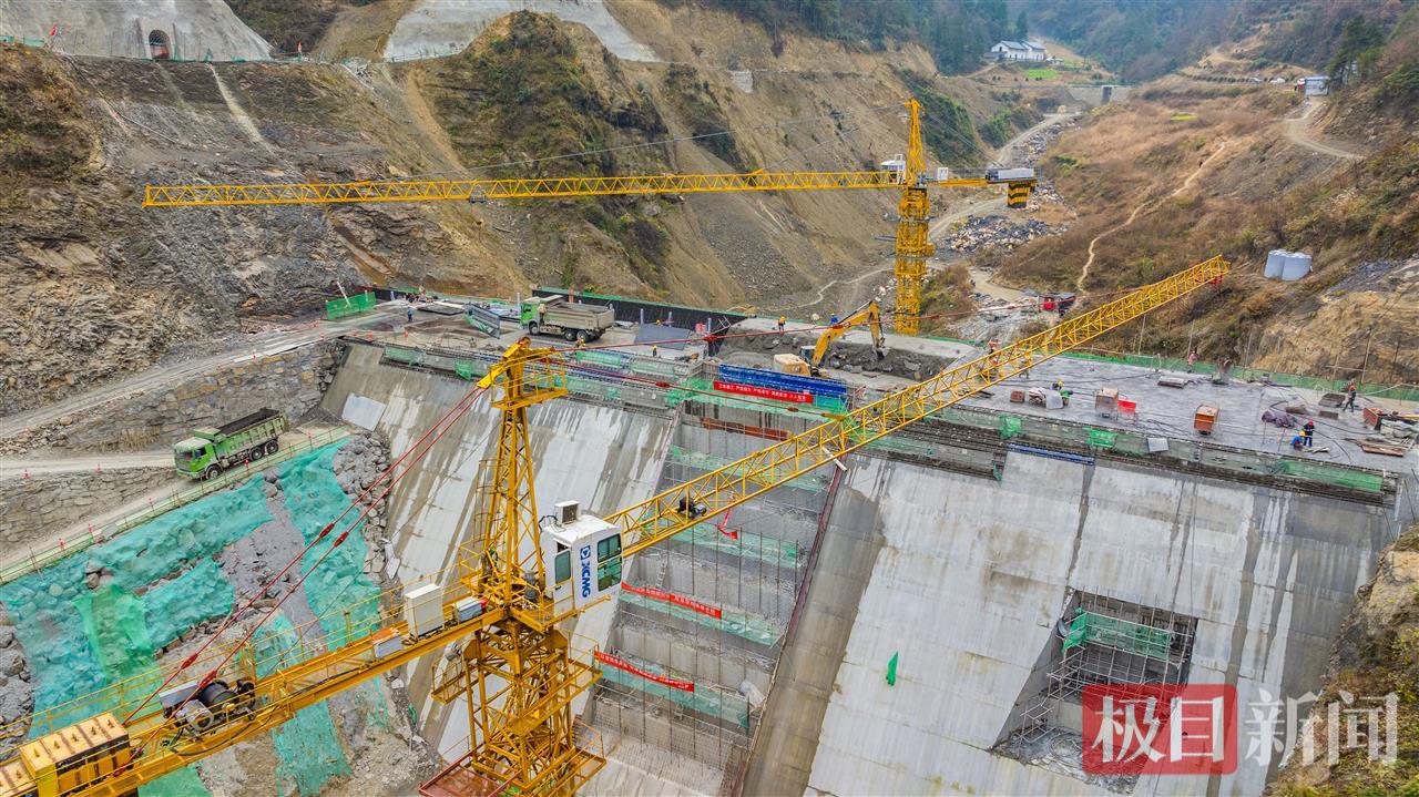2025年12月11日，湖北省宜昌市秭归县两河口镇二甲村茶园水库工程施工现场正在进行混凝土浇筑作业。 (7).jpg