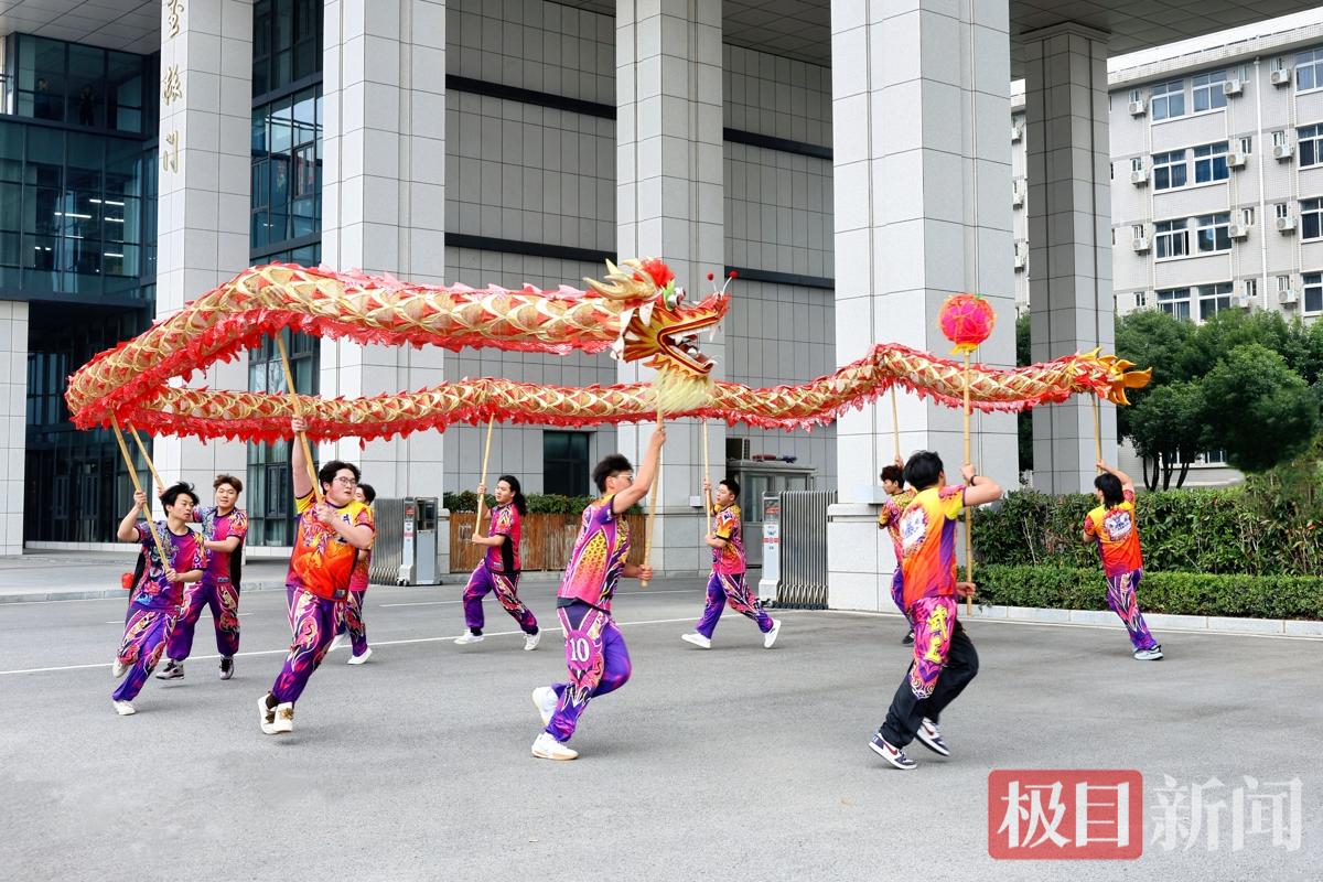图为元宵龙狮校园巡游活动现场 摄影：孙欢欢.jpg