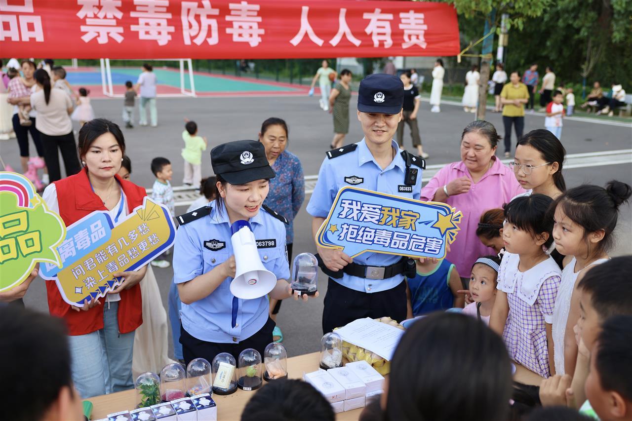 图一 民警手持毒品模型讲解相关知识.jpg