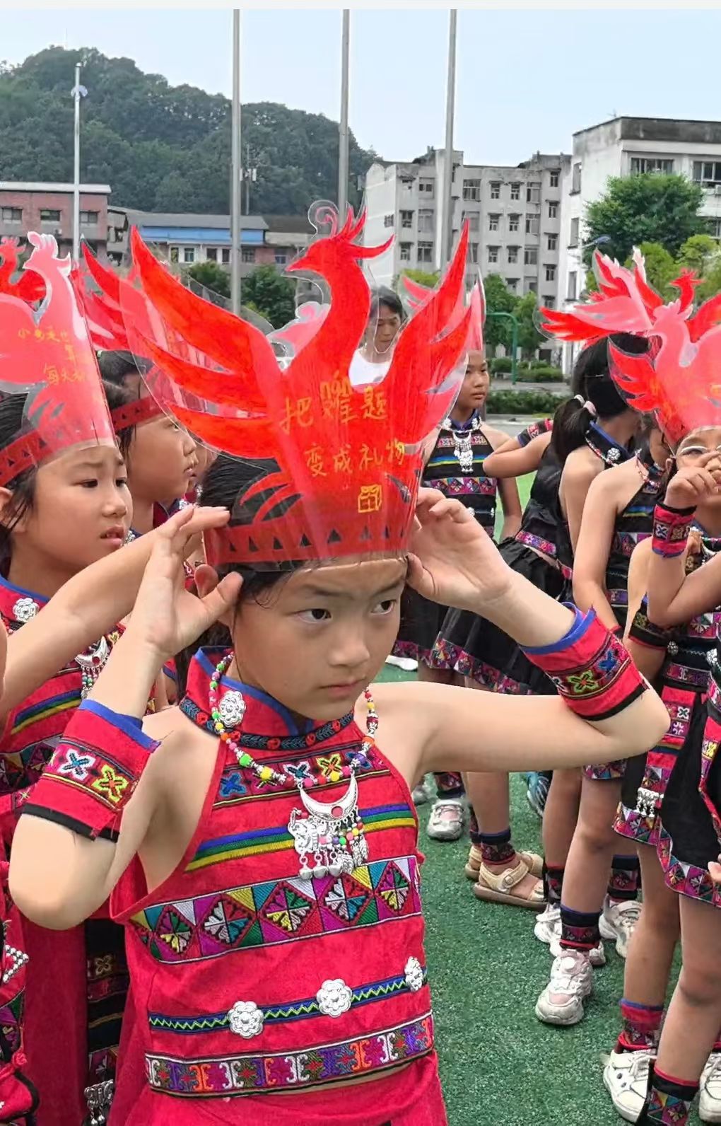图为救师口小学学生正在佩戴凤凰头饰 摄影：何轩.jpg
