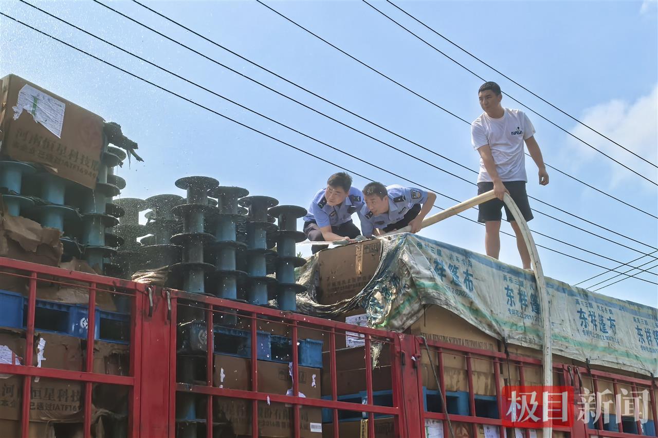 图二 辅警爬上车顶灭火.jpg