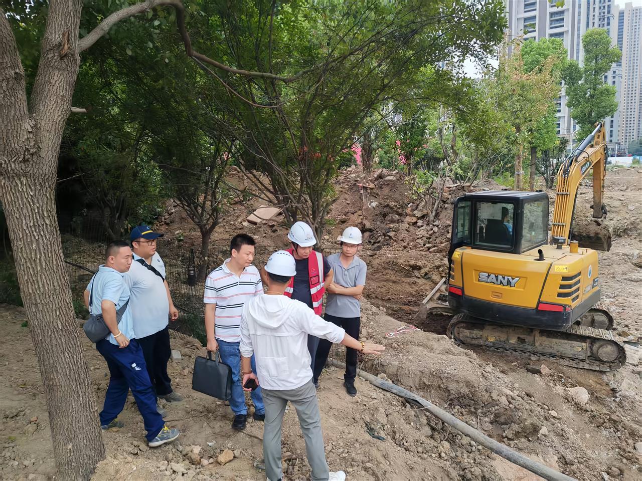 区燃管办多次现场勘察、协调推进连城小区天然气管道施工情况 (1).jpg