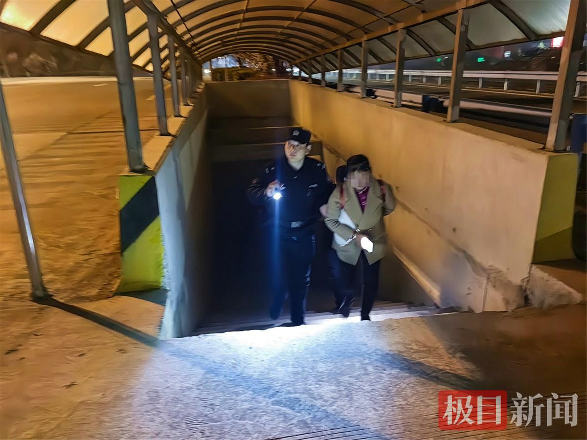 图4：民警在送老人见家属途中（视频截图）.jpg