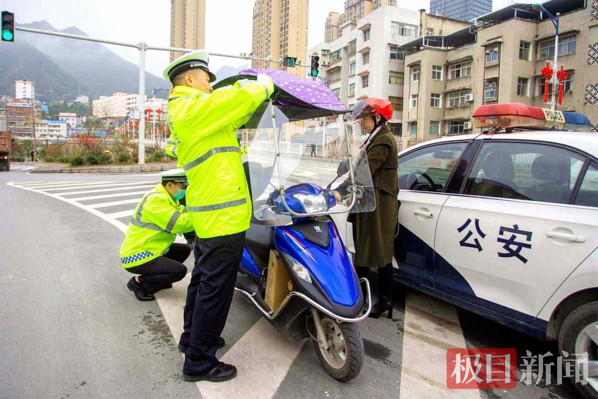 图4：交警正在拆除违规加装的遮阳篷.jpg