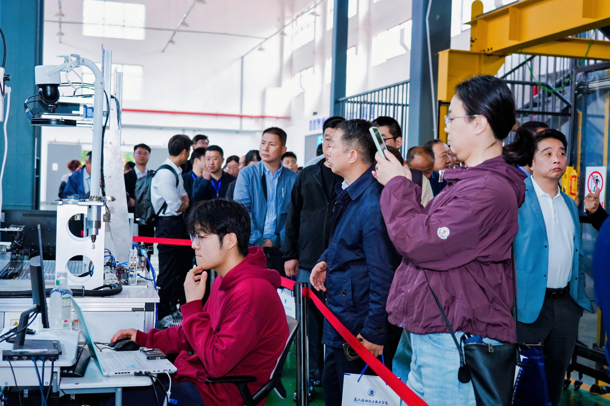 与会专家参观智能制造中心.JPG