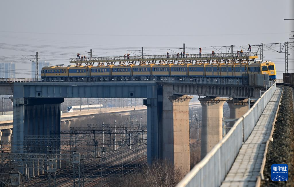 李然 摄近日,中国铁路北京局集团有限公司天津供电段启动大北环铁路