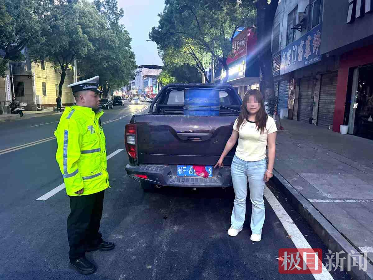 图2：交警查获故意遮挡号牌的交通违法行为。.jpg