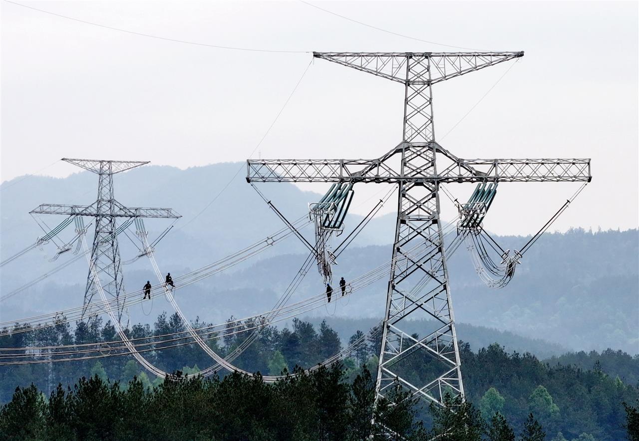 2025年4月，国网湖北送变电公司施工人员对金上—湖北±800千伏特高压直流输电工程恩施段开展投运前的高空质检验收，确保线路送电后安全稳定运行。邹小民 摄.jpg