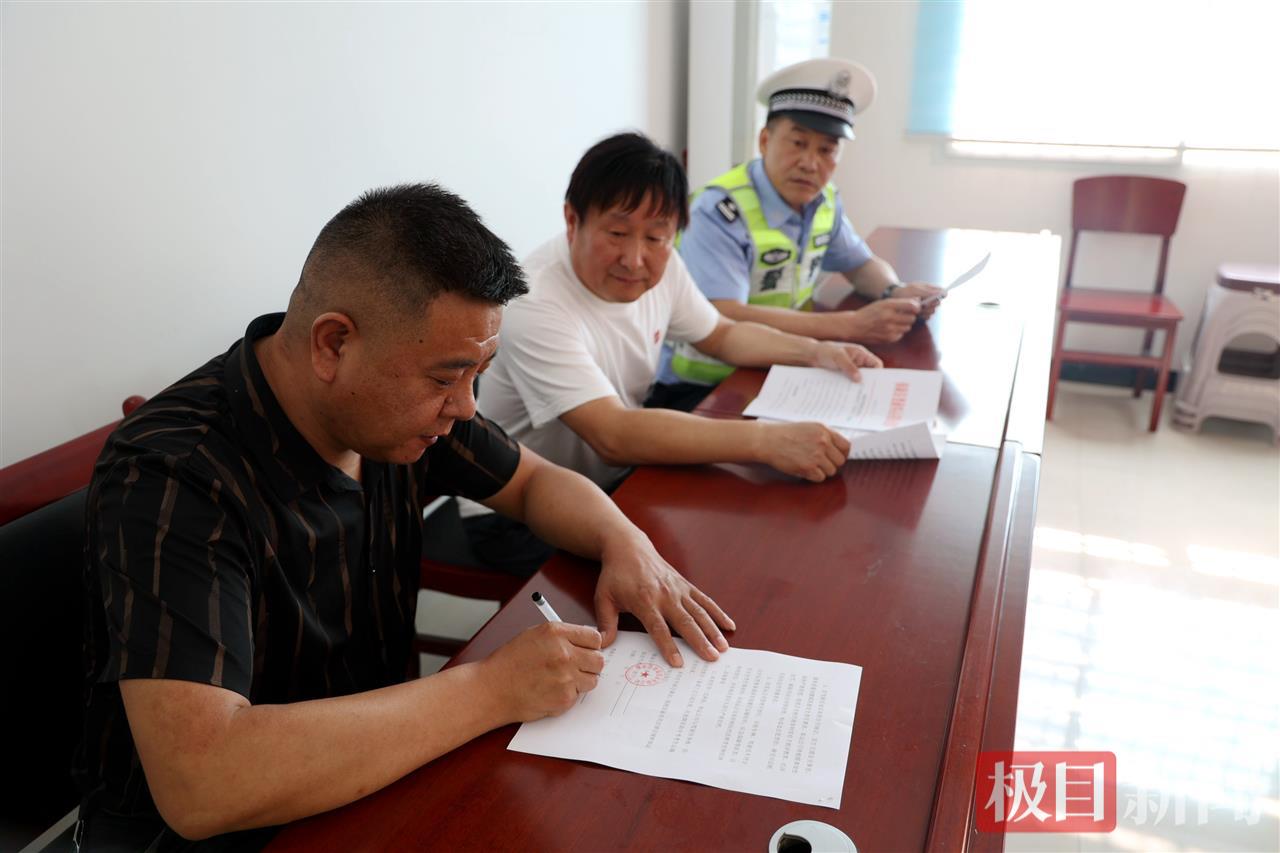 图7：送考驾驶员在签订安全承诺书.JPG