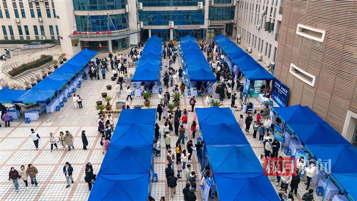 图为湖北大学春季招聘会现场 通讯员 李核州.jpg 图为湖北大学春季招聘会现场 通讯员 李核州.jpg