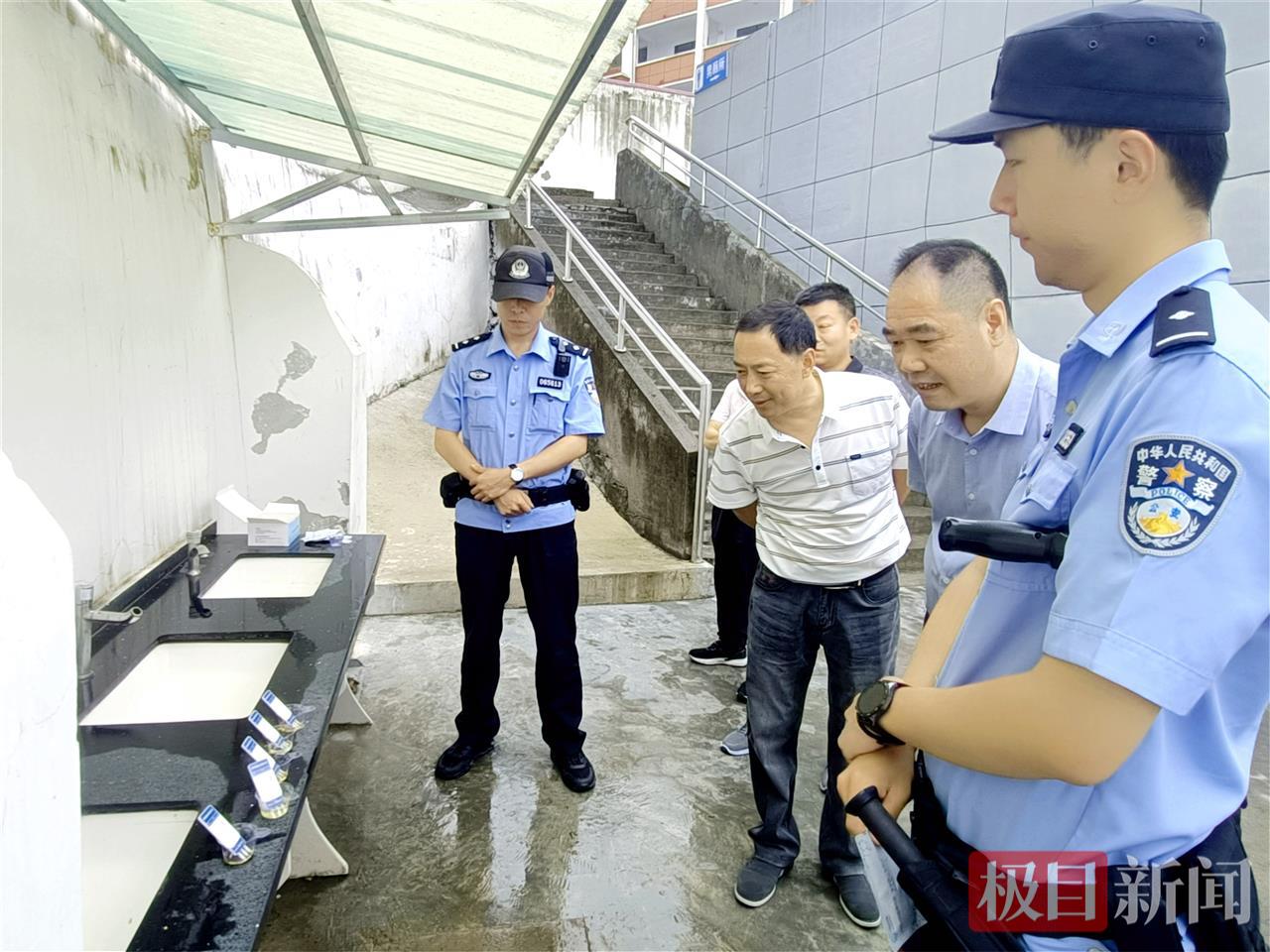 图6：民警对送考驾驶员进行毒驾检测（通讯员敦碧星 摄）.jpg