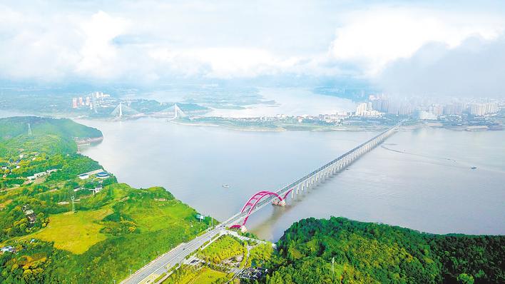 Aerial view of Hanjiang River in Yunyang District, Shiyan | 极目新闻