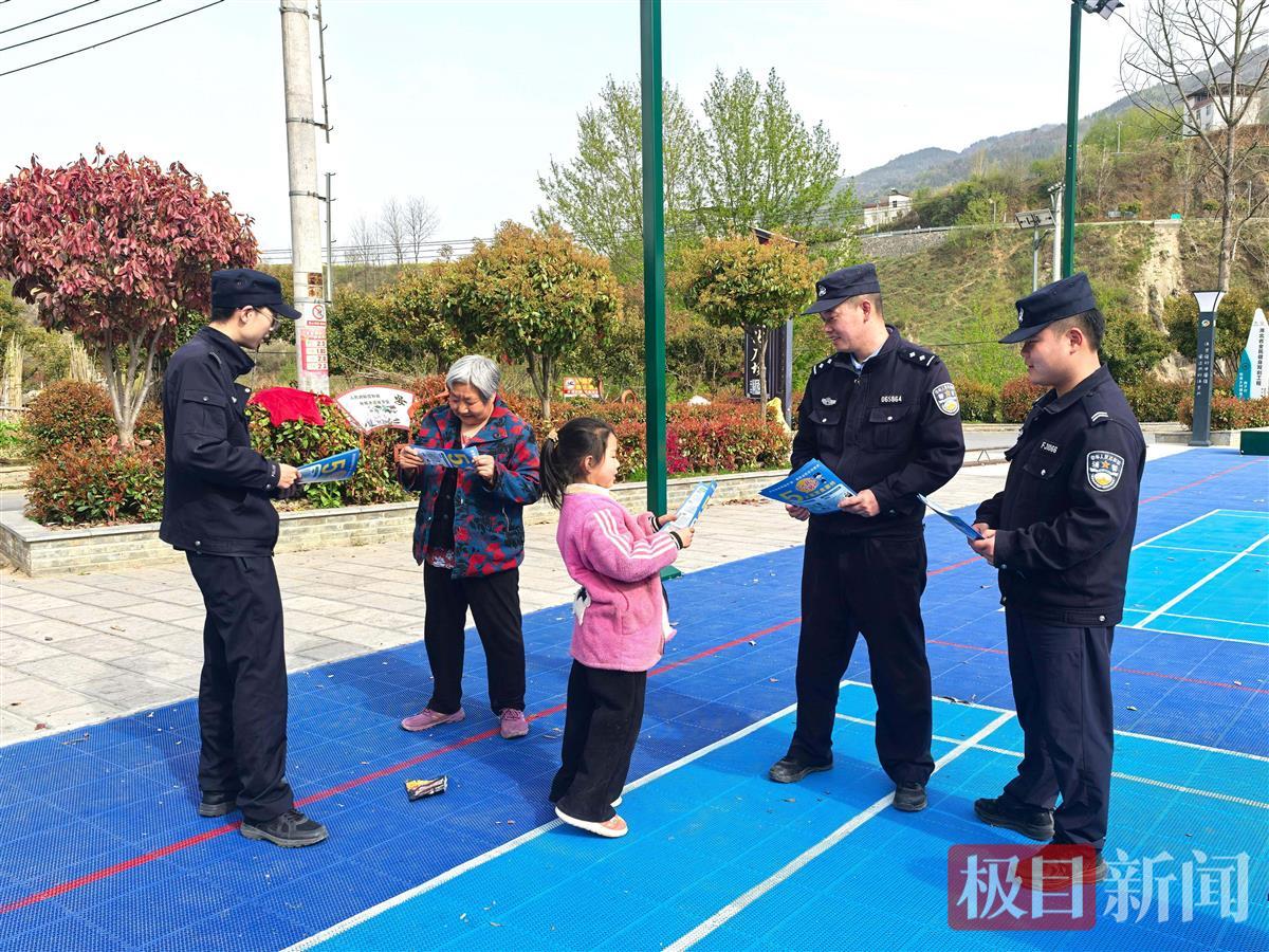 图4：民警在岗子村文化广场发放宣传单.jpg