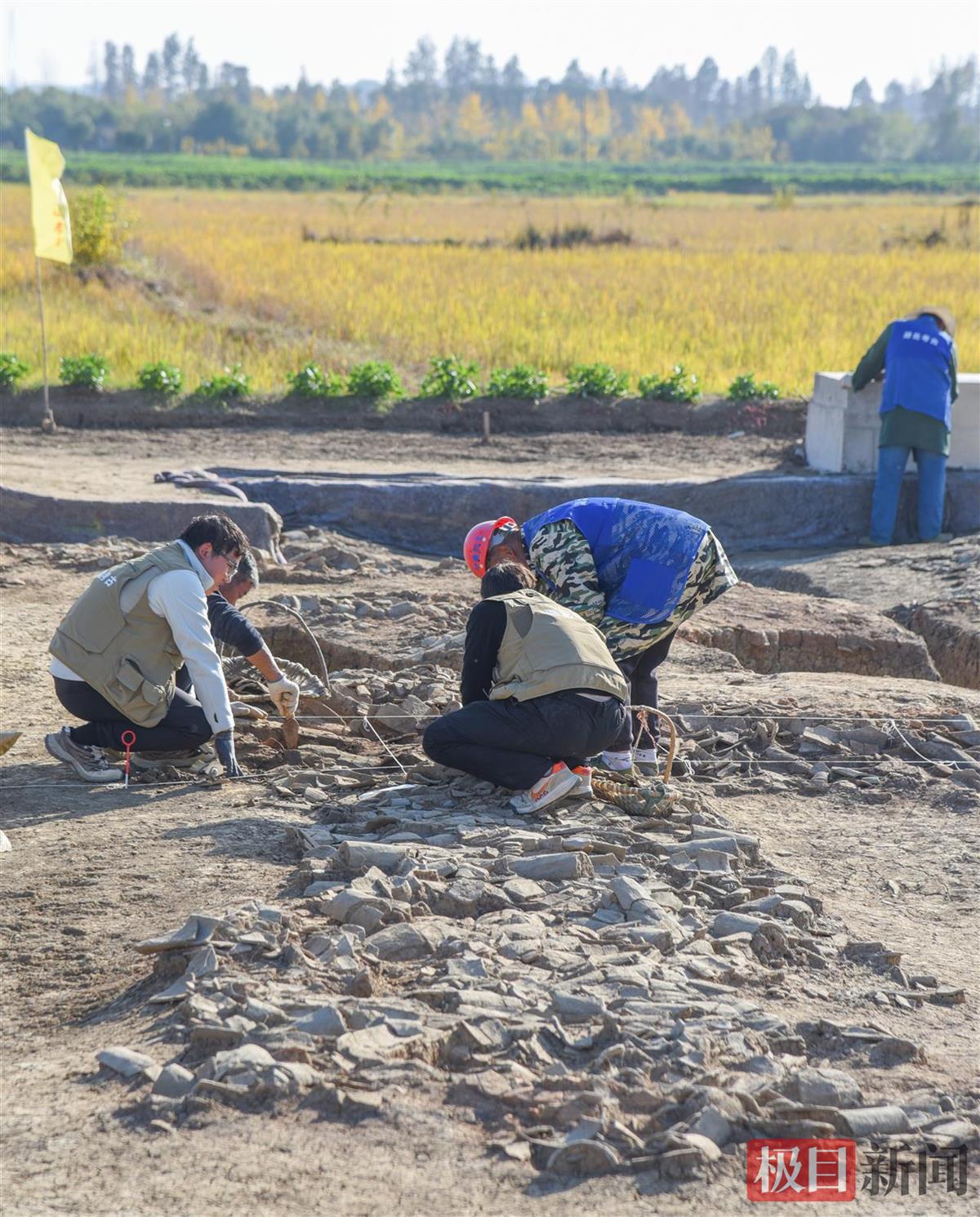 11月28日，考古人员正在对楚纪南城广宗寺北台基群最南部的纪7号台基进行考古发掘。（极目新闻记者 黄志刚 摄）.jpg
