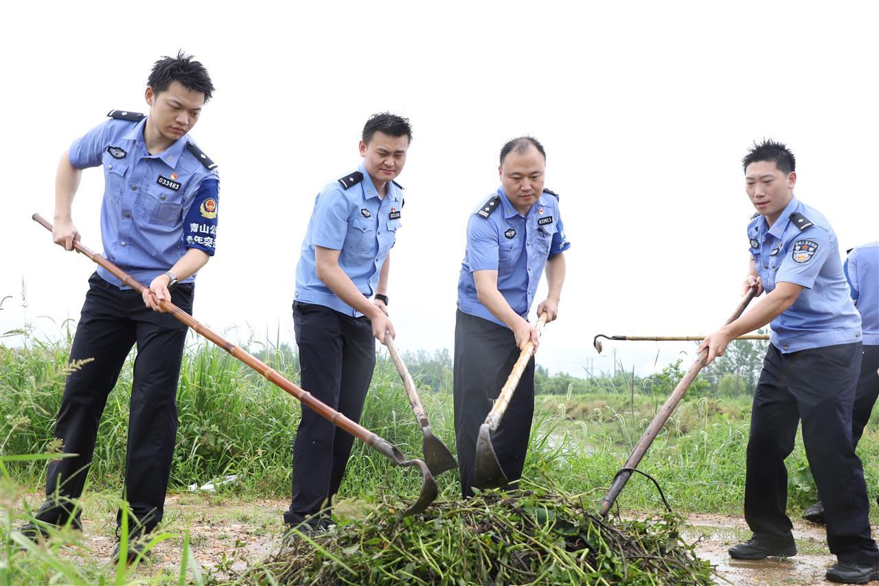 青年民警助推乡村振兴.jpg
