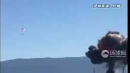 美军一架F-16战机坠地剧烈爆炸，现场腾起巨大火球，飞行员极限弹射逃生