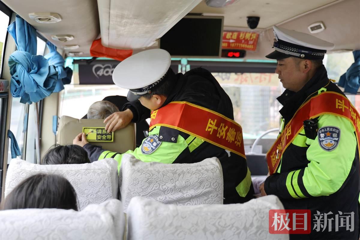 图2:交警在客车上张贴安全警示标语.JPG 图2:交警在客车上张贴安全警示标语.JPG