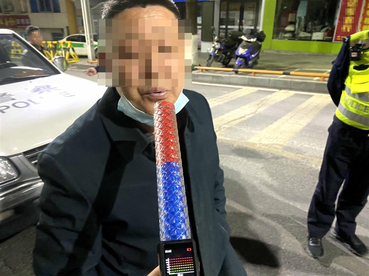 图4：保康交警对刘某进行酒精检测.jpg