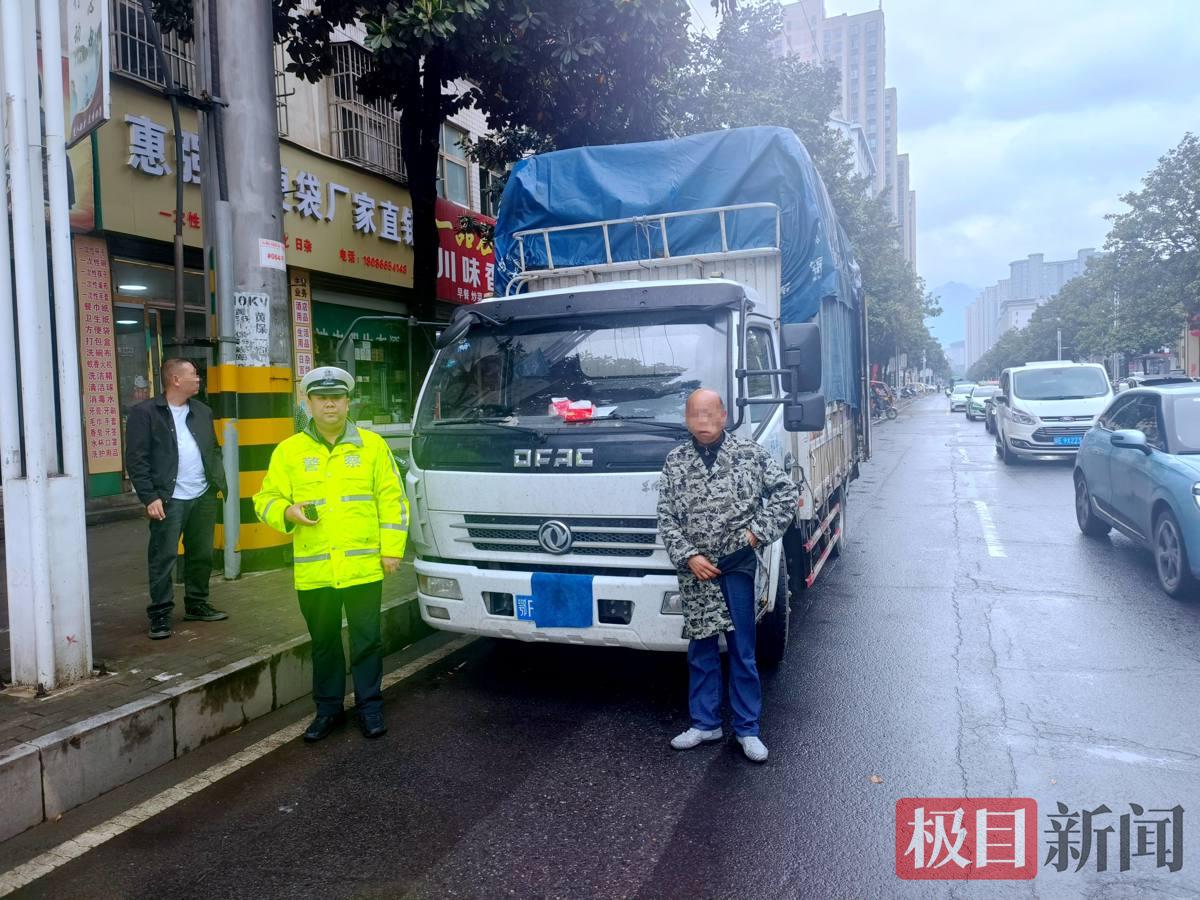 图5:交警查获故意遮挡号牌的交通违法行为。.jpg 图5:交警查获故意遮挡号牌的交通违法行为。.jpg