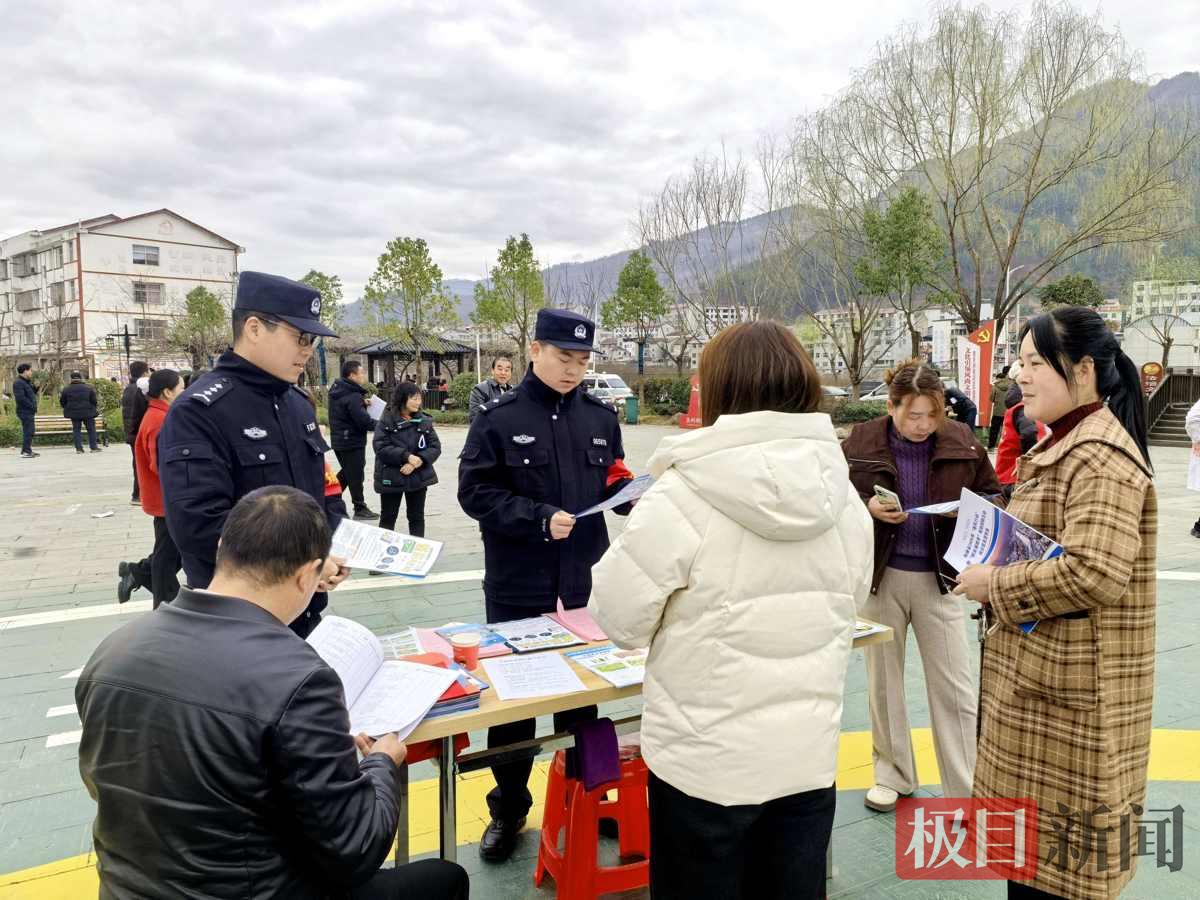 图3:民警在开展普法宣传.jpg 图3:民警在开展普法宣传.jpg