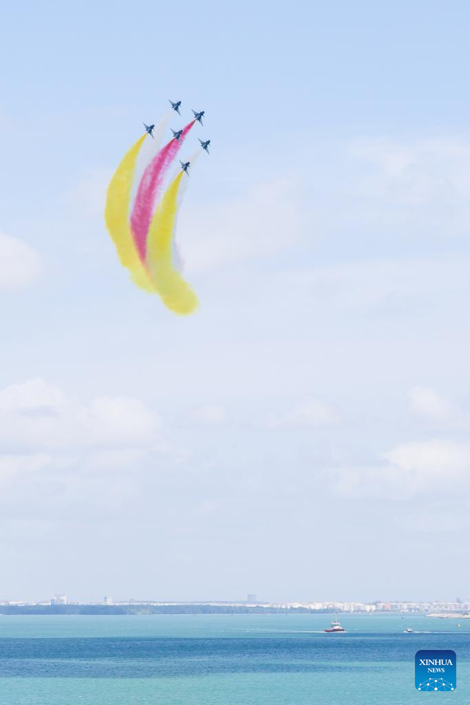 PLA Bayi Aerobatic Team conducts training for 10th Singapore Airshow | 极目新闻
