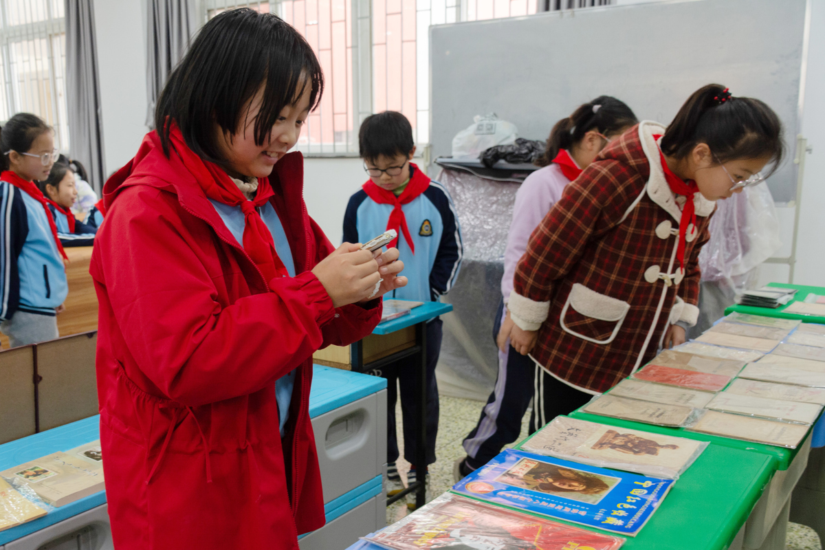 学生驻足观看雷锋主题藏品（通讯员 李卓玲 摄）.jpg